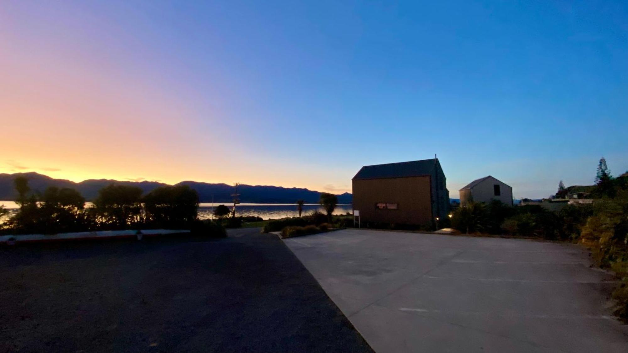 Lake Ferry Hotel Villas Pirinoa Exterior foto